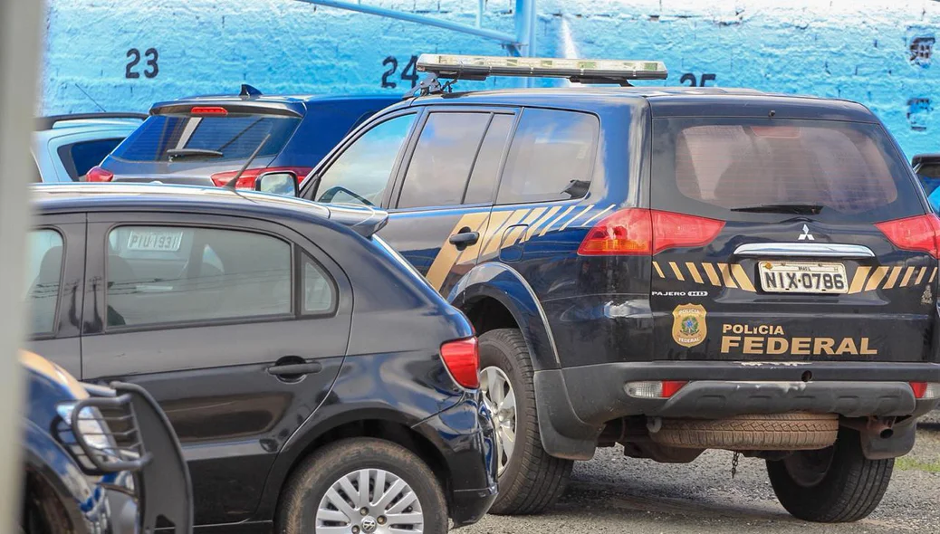 Movimentação de viaturas da Polícia Federal