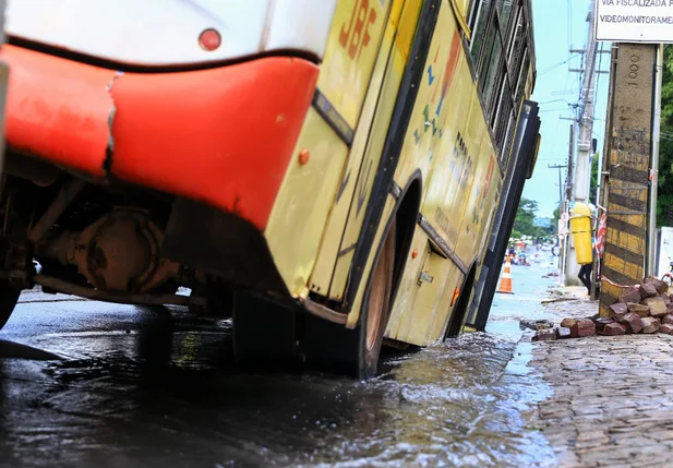 Ônibus fica preso em buraco na Avenida Presidente Kennedy