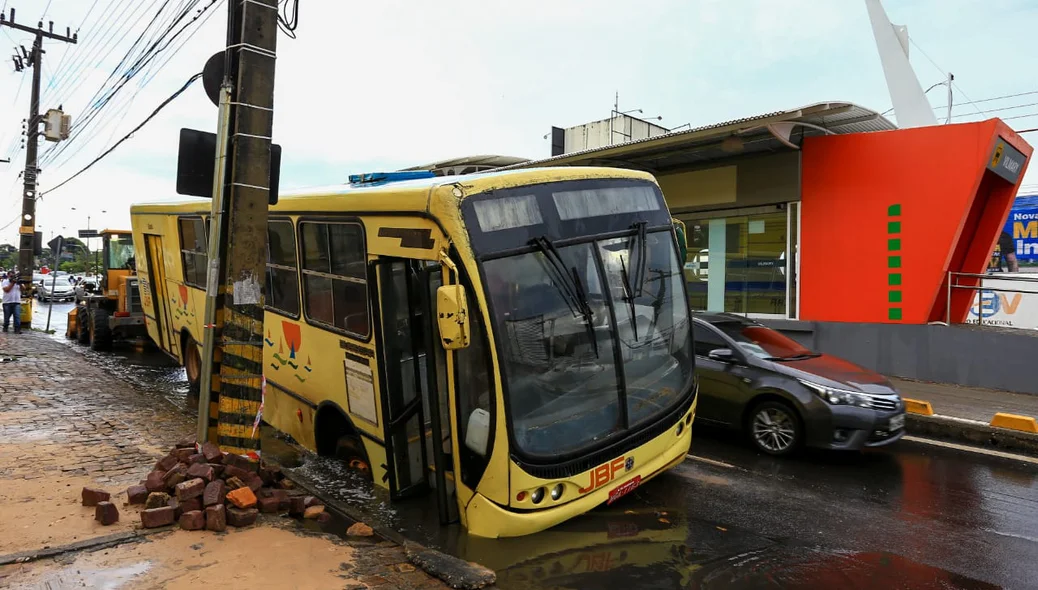 Ônibus escolar e outro veículo ficaram presos no buraco