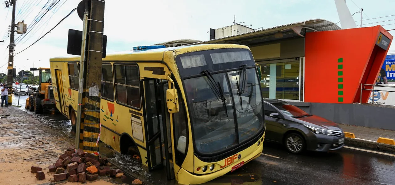 Ônibus escolar e outro veículo ficaram presos no buraco