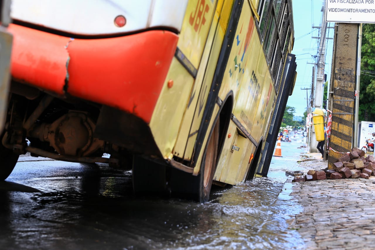 Ônibus escolar ficou preso em um buraco na Avenida Kennedy
