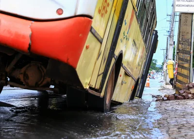 Ônibus escolar ficou preso em um buraco na Avenida Kennedy