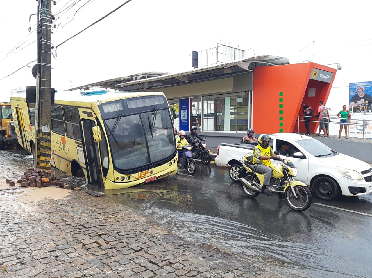 Ônibus ficou preso em um buraco na Avenida Presidente Kennedy