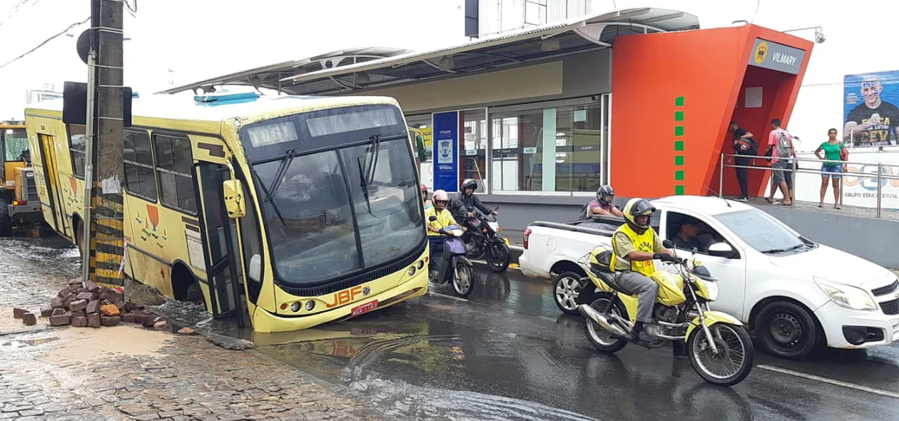 Ônibus ficou preso em um buraco na Avenida Presidente Kennedy