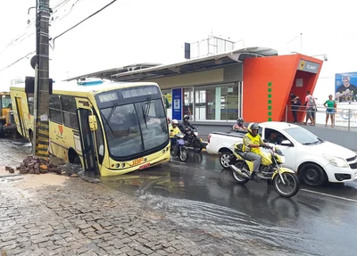 Ônibus ficou preso em um buraco na Avenida Presidente Kennedy