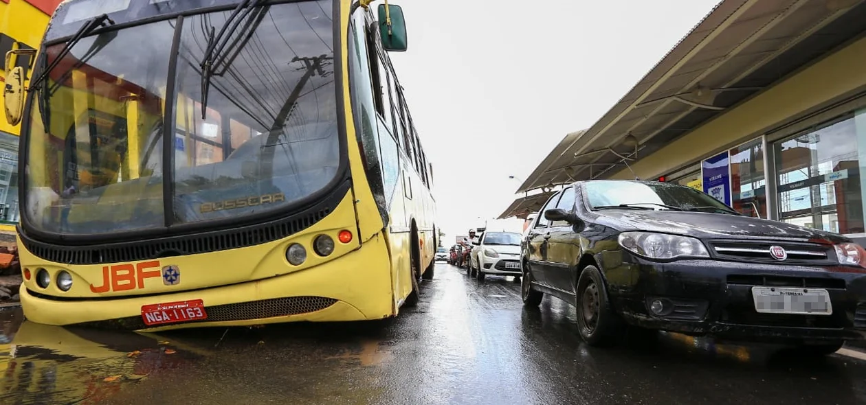 Trânsito ficou lento no local após o incidente