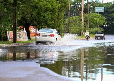 Veículo tem dificuldade de passar em avenida após chuva em Teresina