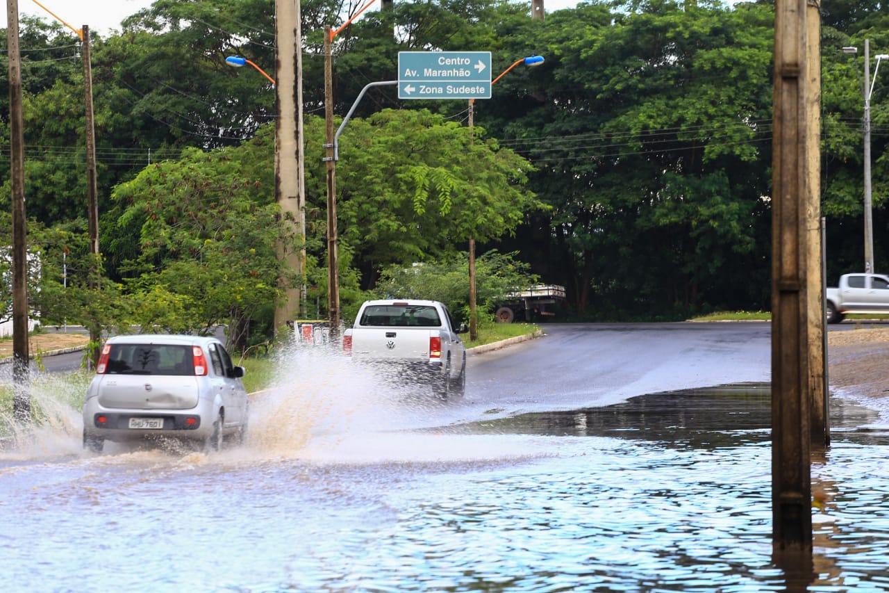 Veículos passam em avenida alagada após chuva em Teresina