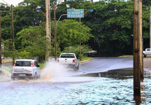 Veículos passam em avenida alagada após chuva em Teresina