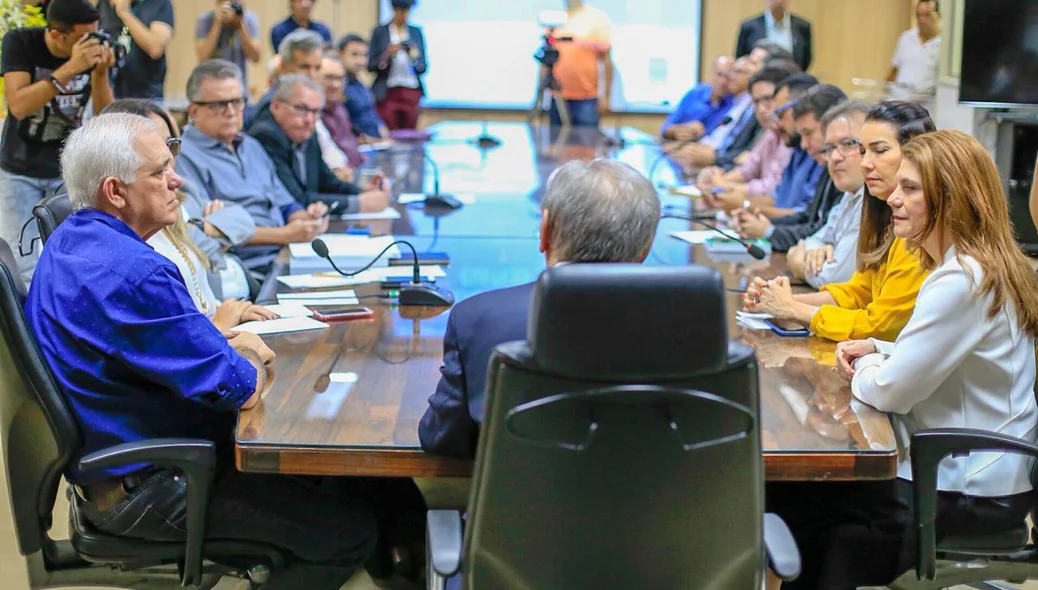 Reunião entre deputados e o reitor da Universidade Federal do Piauí