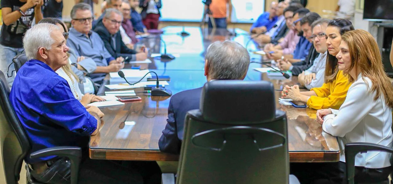 Reunião entre deputados e o reitor da Universidade Federal do Piauí
