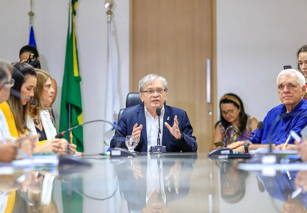 Reunião entre deputados e o reitor José Arimatéia Dantas na UFPI