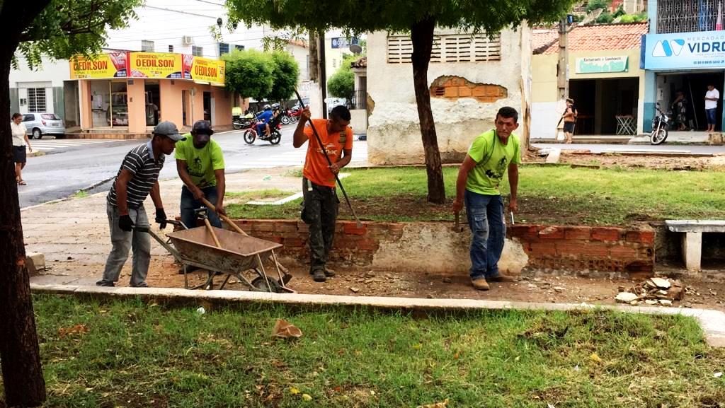 Trabalhadores revitalizam praça em Picos