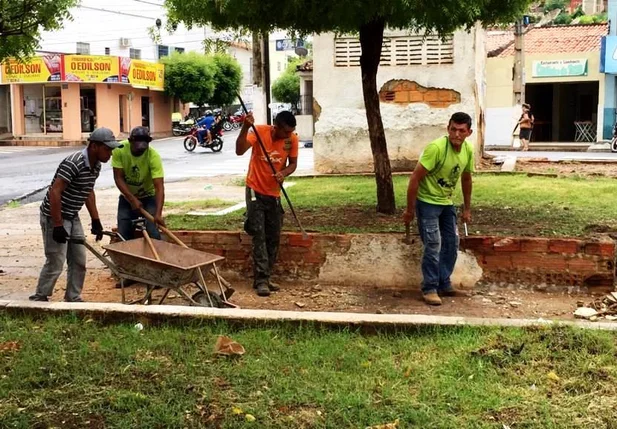 Trabalhadores revitalizam praça em Picos