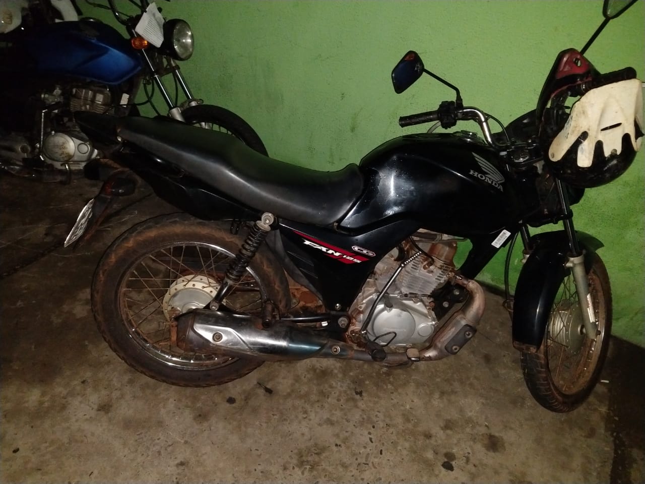 Motocicleta que estava com a dupla
