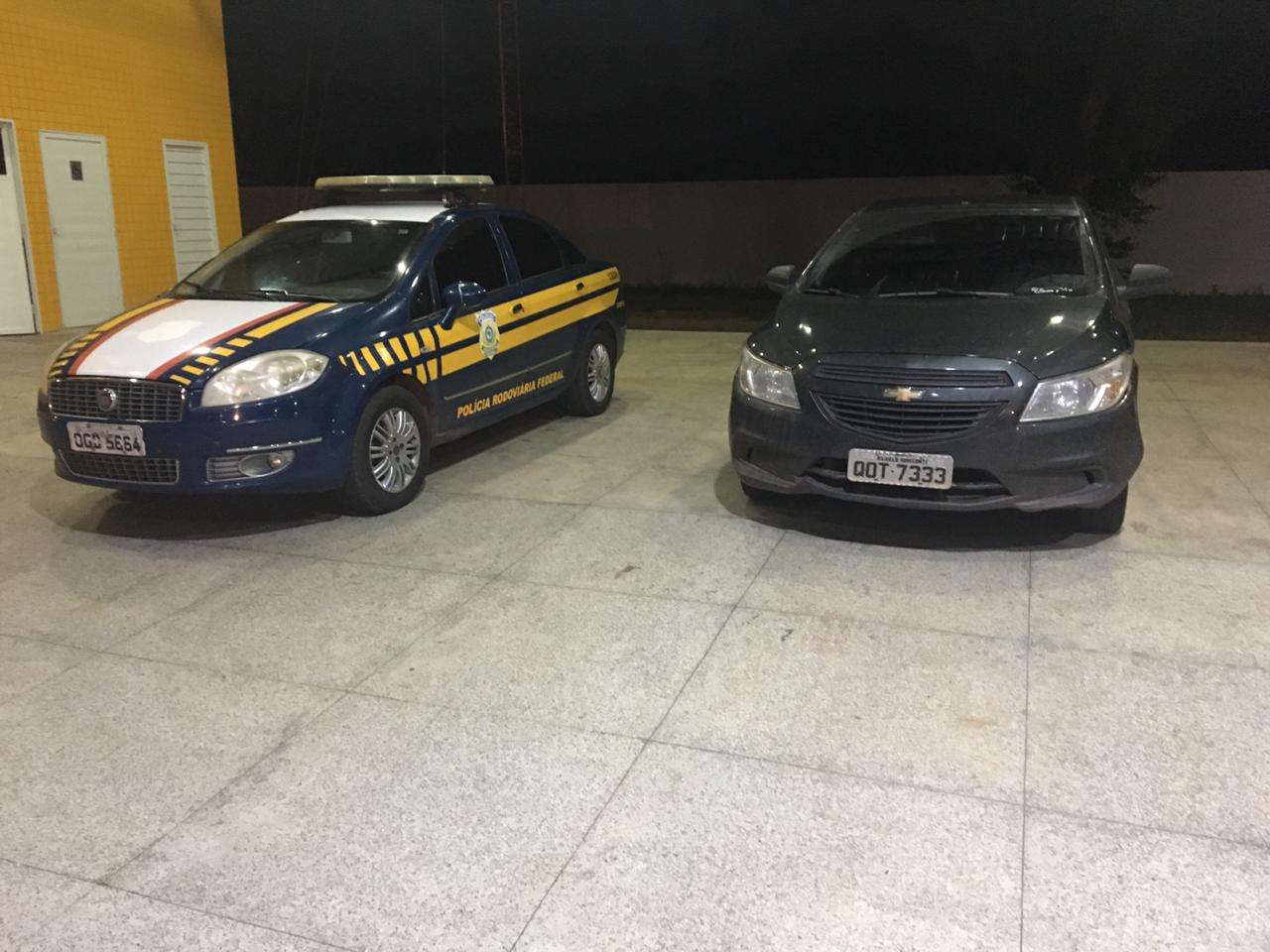 Automóvel é apreendido pela Polícia Rodoviária Federal.