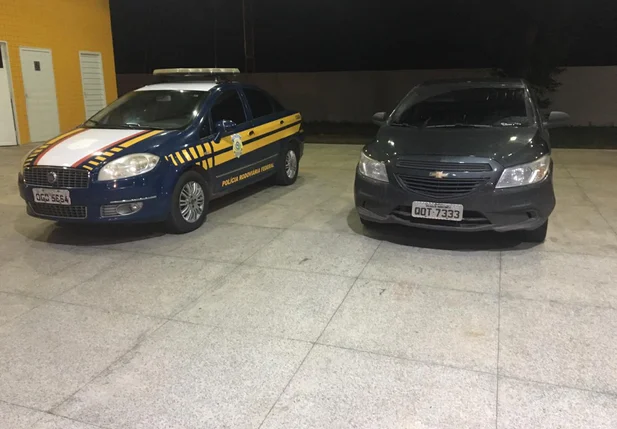 Automóvel é apreendido pela Polícia Rodoviária Federal.