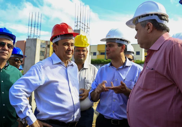 Autoridades participaram da visita 