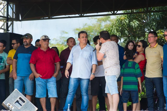 Junior Percy durante seu pronunciamento ao lado de Henrique Pires 