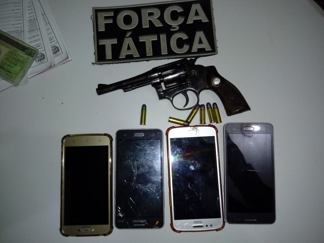 Armas e celulares encontrados com os criminosos
