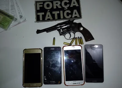Armas e celulares encontrados com os criminosos