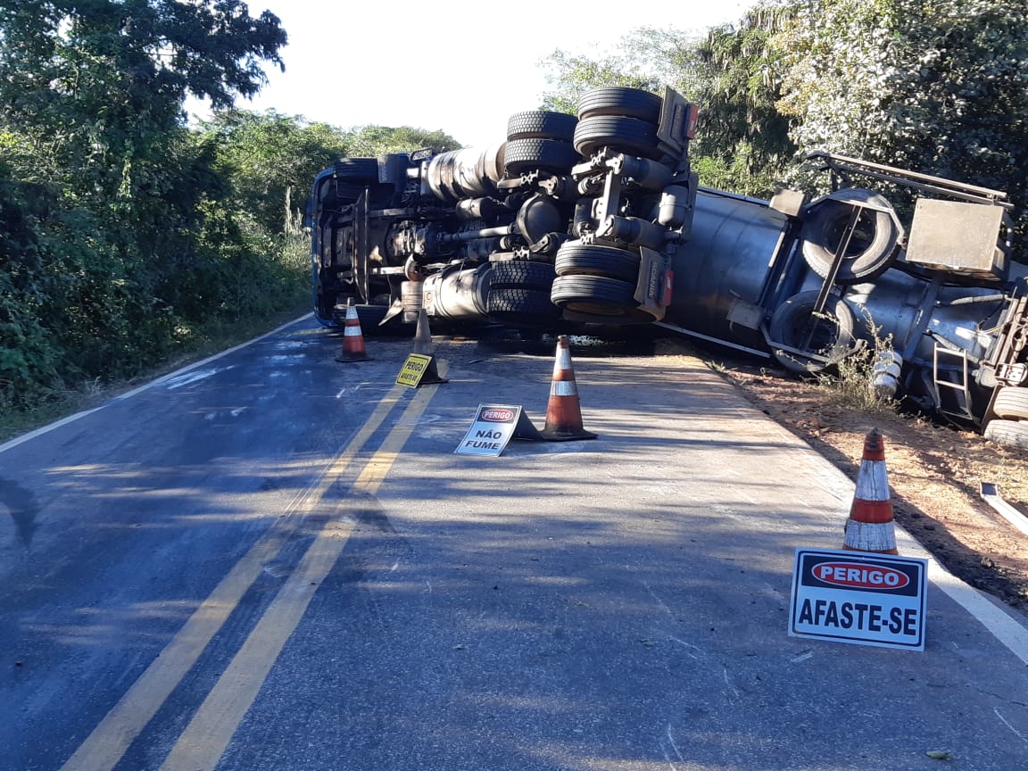 Caminhão tombou em trecho da BR 135