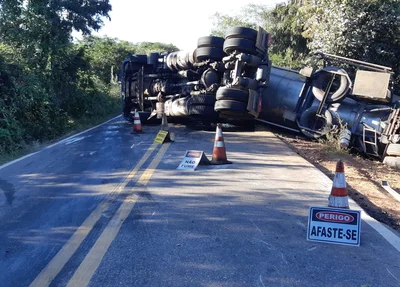 Caminhão tombou em trecho da BR 135