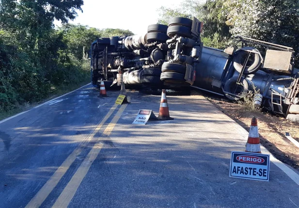 Caminhão tombou em trecho da BR 135