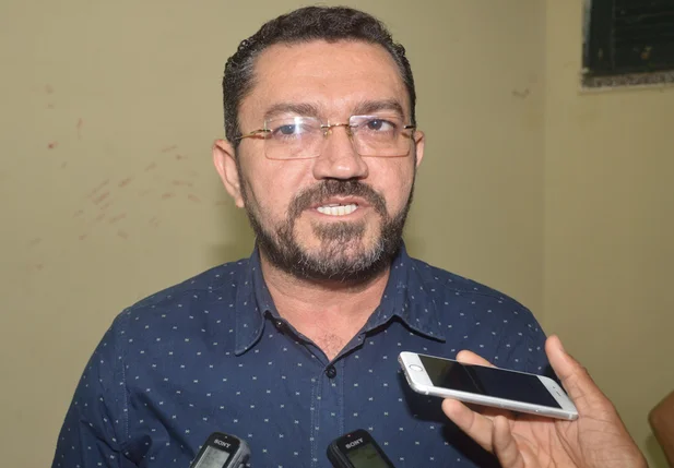 Padre Walmir propõe reajuste salarial aos servidores