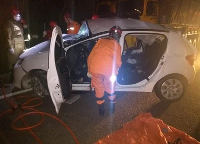 Veículo de passeio ficou totalmente destruído