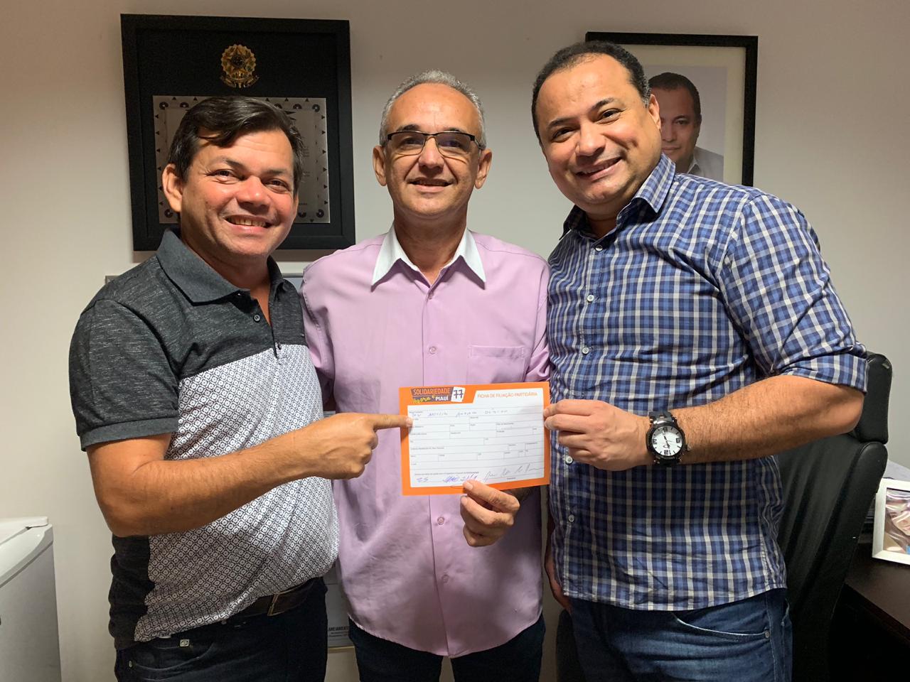 Messias Júnior ladeado pelo deputado Evaldo Gomes e Sheyvan Lima