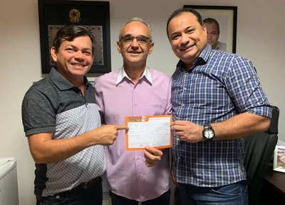 Messias Júnior ladeado pelo deputado Evaldo Gomes e Sheyvan Lima