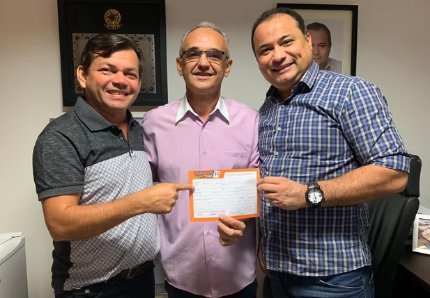 Messias Júnior ladeado pelo deputado Evaldo Gomes e Sheyvan Lima
