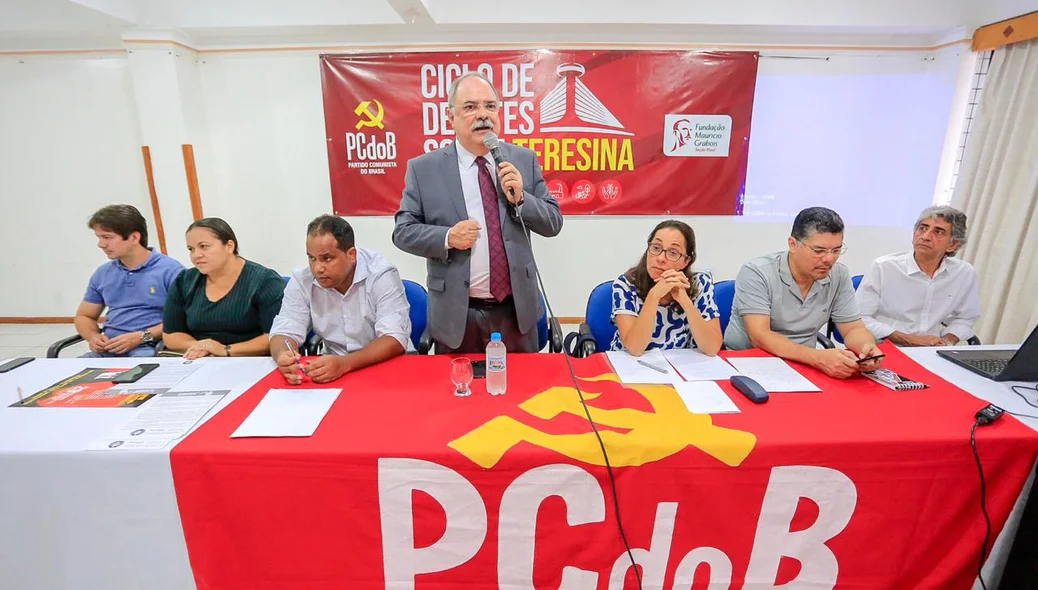 Osmar Júnior discursa em evento do PcdoB