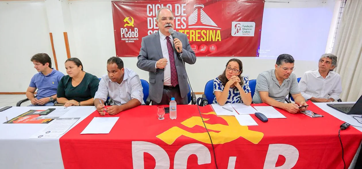 Osmar Júnior discursa em evento do PcdoB