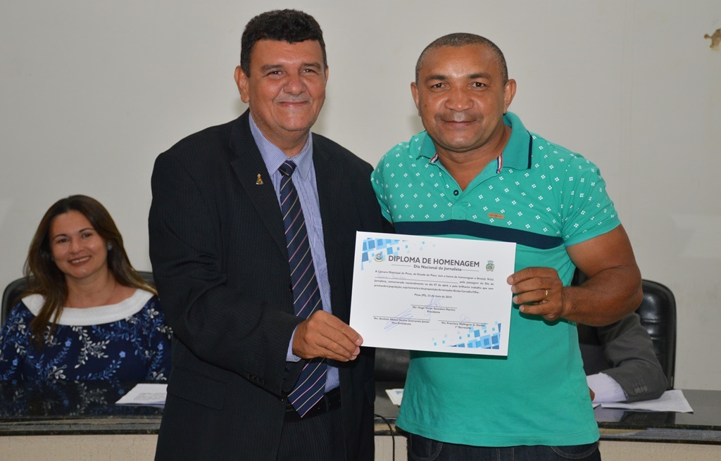 Simão Carvalho entrega diploma ao jornalista Assis Santos