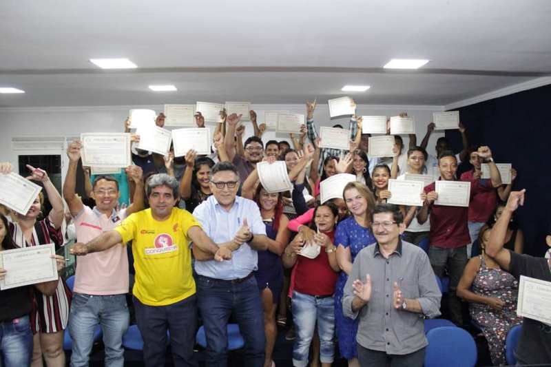 SOS Altos entrega certificados aos participantes dos cursos de mecânica