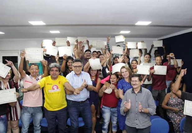 SOS Altos entrega certificados aos participantes dos cursos de mecânica
