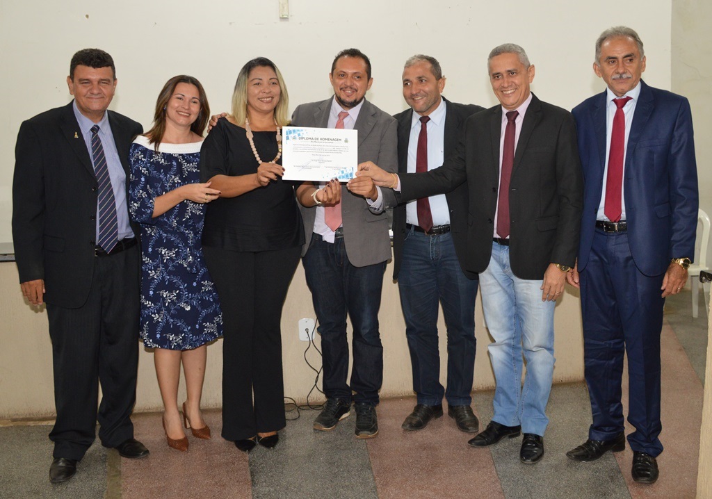Vereadores entregam diploma a jornalista Luciana Santos