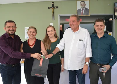 Colaboradora da Saúde recebe brinde