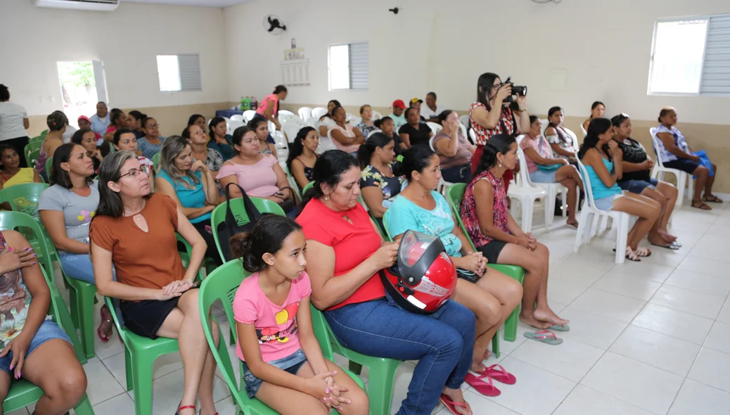 Moradores de Altos durante lançamento do Proerd