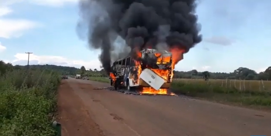 Ônibus pegou fogo na Pi 211 em Esperantina