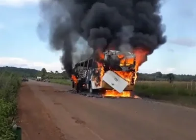 Ônibus pegou fogo na Pi 211 em Esperantina