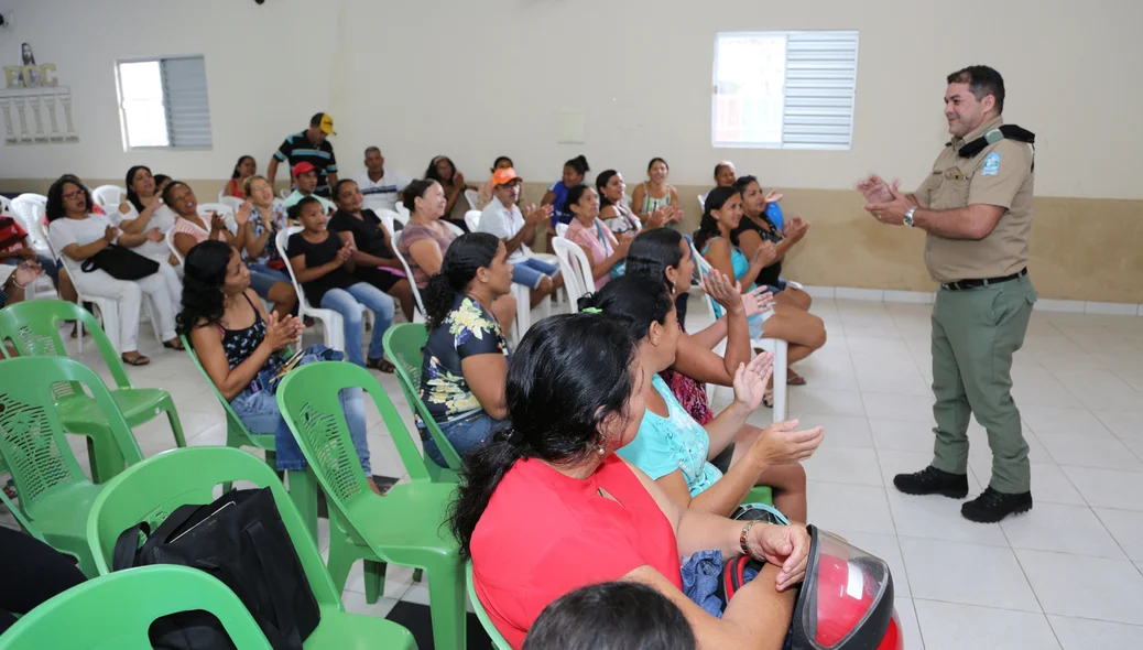 Policial conversando com moradores da cidade de Altos