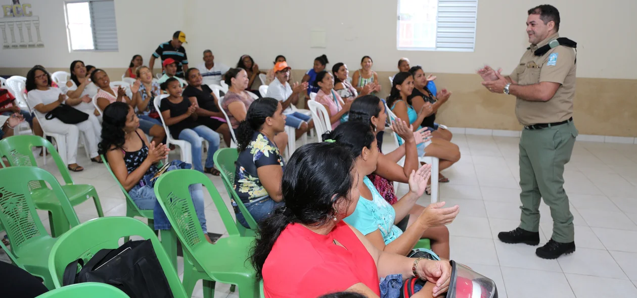 Policial conversando com moradores da cidade de Altos