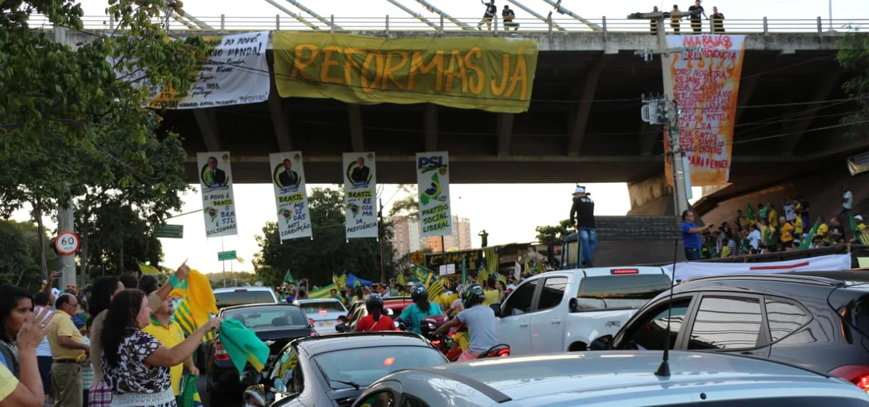 Apoiadores de Bolsonaro realizam ato em Teresina