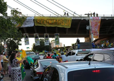 Apoiadores de Bolsonaro realizam ato em Teresina
