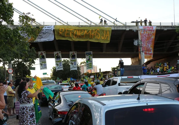 Teresinenses realizam ato a favor de Bolsonaro na Ponte Estaiada
