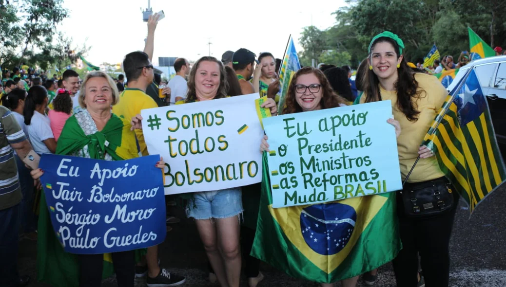 Manifestantes em ato pró-Bolsonaro na Ponte Estaiada em Teresina