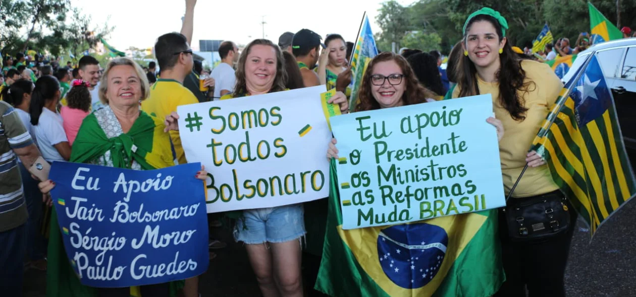 Manifestantes em ato pró-Bolsonaro na Ponte Estaiada em Teresina